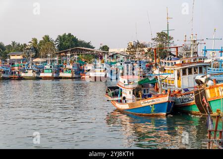 Prachuap Khiri Khan, Thailand, 1. Februar 2020, Fischerboote mit traditionellem Design verleihen dem malerischen Hafen Thailands Farbakzente, während sie einen Rest machen Stockfoto