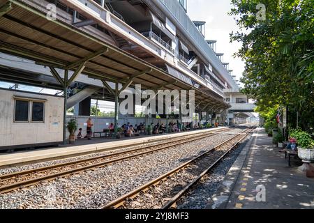 Bangkok, Thailand - 26. Sep 2020, The Environment of Ladkrabang Bahnhofsplattform mit den Einheimischen herum warteten sie auf Transpor Stockfoto