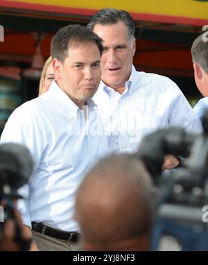 MIAMI, FL – 13. AUGUST: Romney erschien im El Palacio de los Jugos, das Reinaldo Bermudez gehört. Laut Gerichtsakten bekannte sich Bermudez 1999 schuldig, weil er eine Verschwörung zur Verteilung von Kokain verhängt hatte und drei Jahre im Bundesgefängnis saß. Der republikanische Präsidentschaftskandidat und ehemalige Gouverneur von Massachusetts Mitt Romney während einer Wahlkampfveranstaltung in Palacio de Los Jugos, nachdem er den Republikaner Paul Ryan (R-WI) als seinen Kandidaten bekannt gegeben hatte. Willard Mitt Romney (* 12. März 1947 in New York City) ist ein US-amerikanischer Geschäftsmann und Politiker, der mutmaßlicher Kandidat der Republikanischen Partei für das Amt des Präsidenten von t ist Stockfoto