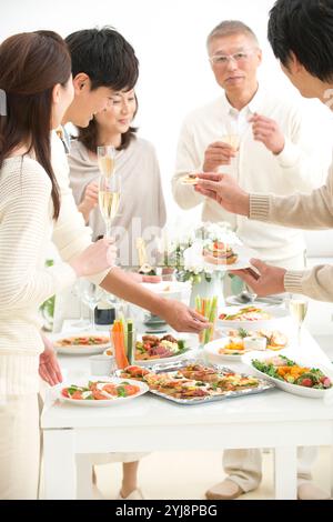 Leute essen Hors d'oeuvres auf einer Hausfeier Stockfoto