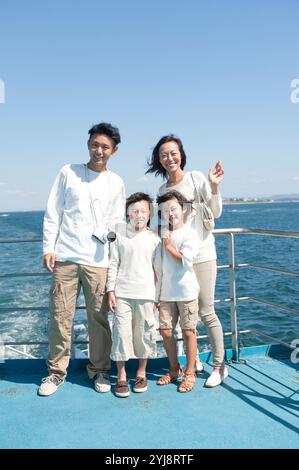 Familie an Bord des Schiffes Stockfoto