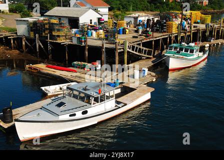 In Portsmouth, New Hampshire, befindet sich ein funktionierender Hummer- und Angelsteg am frühen Morgen Stockfoto