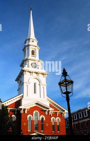 Ein großer italienischer Kirchturm überragt das Kirchengebäude in Neuengland Stockfoto