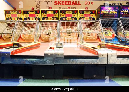 In einer Spielhalle in Santa Monica, Kalifornien, erwartet der nächste Spieler eine Skee-Ball-Gasse Stockfoto