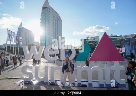 Lissabon, Portugal. November 2024. Das Web Summit-Zeichen ist am zweiten Tag des Web Summit 2024 in Lissabon zu sehen. (Foto: Bruno de Carvalho/SOPA Images/SIPA USA) Credit: SIPA USA/Alamy Live News Stockfoto