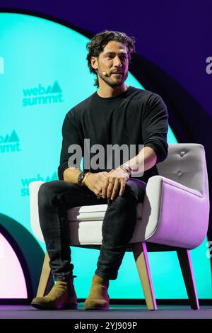 Lissabon, Portugal. November 2024. Angelo Rodrigues, Schauspieler, spricht am zweiten Tag des Web Summit 2024 in Lissabon vor dem Publikum. (Foto: Bruno de Carvalho/SOPA Images/SIPA USA) Credit: SIPA USA/Alamy Live News Stockfoto