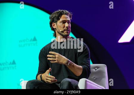 Lissabon, Portugal. November 2024. Angelo Rodrigues, Schauspieler, spricht am zweiten Tag des Web Summit 2024 in Lissabon vor dem Publikum. (Foto: Bruno de Carvalho/SOPA Images/SIPA USA) Credit: SIPA USA/Alamy Live News Stockfoto