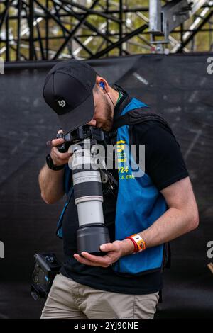 Adelaide, South Australia, Australien. November 2024. Der Fotograf Jack Martin überprüft die Bilder am Donnerstag bei der VAILO Adelaide 500-Runde der Repco Supercars Championship 2024 auf dem Adelaide Street Circuit am 14. November 2024 in Adelaide. (Kreditbild: © James Forrester/ZUMA Press Wire) NUR REDAKTIONELLE VERWENDUNG! Nicht für kommerzielle ZWECKE!/Alamy Live News/Alamy Live News Stockfoto