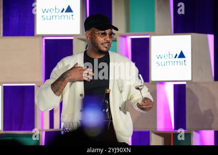 Lissabon, Portugal. November 2024. Carmelo Anthony, Unternehmer, spricht am zweiten Tag des Web Summit 2024 in Lissabon vor dem Publikum. Quelle: SOPA Images Limited/Alamy Live News Stockfoto