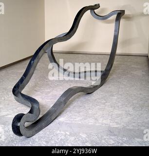 ESCULTURA - SIGLO XX. AUTOR: RICHARD DEACON (1949-). LAGE: FUNDACION LA CAIXA. MADRID. SPANIEN. Stockfoto