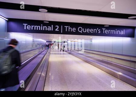 November 2023. Heathrow, London. Ein automatischer Gehweg für Personenwagen an den Terminals 2 und 3 des Flughafens Heathrow. Stockfoto