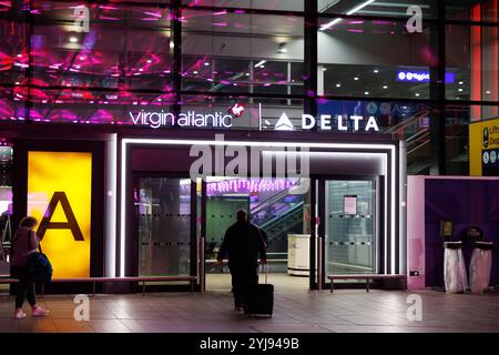 12. Nov. 2024. London, Großbritannien. Blick am frühen Morgen auf das Äußere des Flughafens London Heathrow Terminal 3. Stockfoto