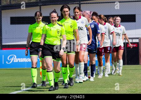 Match-Schiedsrichter und Spieler von Adelaide United gehen auf das Feld, bevor das A-League Women RD2-Spiel zwischen den Wanderers und Adelaide bei Wanderers Foo stattfindet Stockfoto