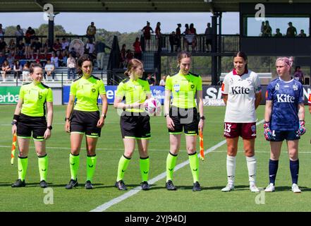 Match Schiedsrichter und Spieler stehen auf dem Spielfeld vor dem A-League Women RD2 Spiel zwischen den Wanderers und Adelaide im Wanderers Football Park auf N Stockfoto