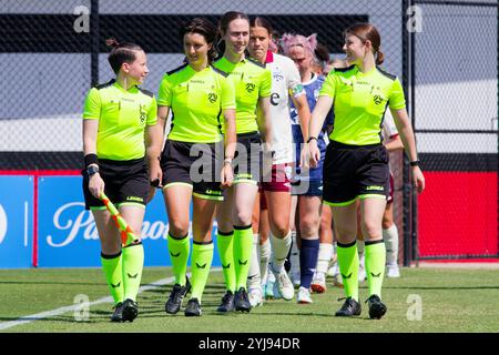 Match-Schiedsrichter und Spieler von Adelaide United gehen auf das Feld, bevor das A-League Women RD2-Spiel zwischen den Wanderers und Adelaide bei Wanderers Foo stattfindet Stockfoto