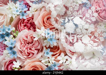 Spitze auf farbenfrohem Blumenarrangement Stockfoto