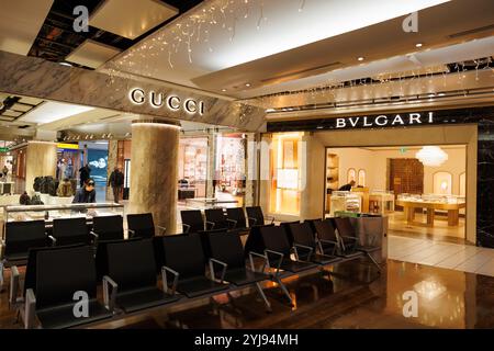 12. Nov. 2024. Ein Gucci- und Bulgari-Geschäft im London Heathrow Terminal 3. Stockfoto