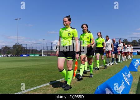 Match Schiedsrichter und Spieler von Adelaide United laufen auf dem Feld vor dem A-League Women RD2 Spiel zwischen den Wanderers und Adelaide im Wanderers Footb Stockfoto