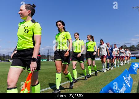 Match Schiedsrichter und Spieler von Adelaide United laufen auf dem Feld vor dem A-League Women RD2 Spiel zwischen den Wanderers und Adelaide im Wanderers Footb Stockfoto