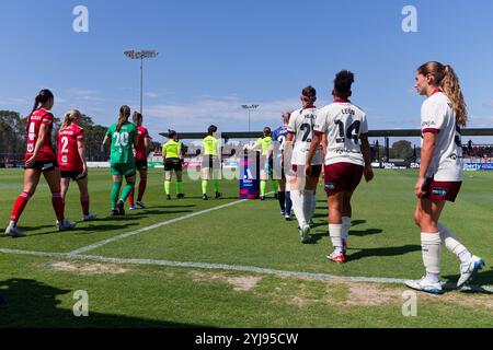 Schiedsrichter und Spieler laufen auf dem Spielfeld vor dem RD2-Spiel der A-League Women zwischen den Wanderers und Adelaide im Wanderers Football Park in Nove Stockfoto