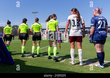 Match Schiedsrichter und Spieler von Adelaide United stehen auf dem Feld vor dem A-League Women RD2 Spiel zwischen den Wanderers und Adelaide bei Wanderers Fo Stockfoto