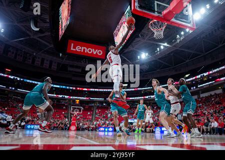 Raleigh, NC, USA. November 2024. Der Wächter Trey Parker (5) des North Carolina State Wolfpack schießt in der ersten Hälfte des NCAA Basketball Matchups in der PNC Arena in Raleigh, NC, gegen die Carolinas Chanticleers. (Scott Kinser/CSM). Quelle: csm/Alamy Live News Stockfoto