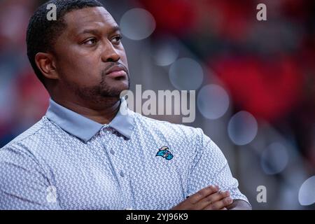 Raleigh, NC, USA. November 2024. Coastal Carolina Chanticleers Head Coach Justin Gray in der ersten Halbzeit gegen den North Carolina State Wolfpack im NCAA Basketball Matchup in der PNC Arena in Raleigh, NC. (Scott Kinser/CSM). Quelle: csm/Alamy Live News Stockfoto