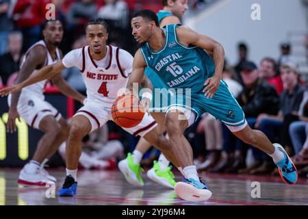 Raleigh, NC, USA. November 2024. Coastal Carolina Chanticleers schützen Jordan Battle (15), die mit dem Ball gegen den North Carolina State Wolfpack in der ersten Hälfte des NCAA Basketball Matchups in der PNC Arena in Raleigh, NC, antreten. (Scott Kinser/CSM). Quelle: csm/Alamy Live News Stockfoto