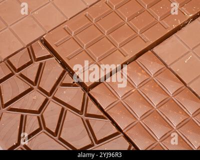 Schokoladenriegel Hintergrundmuster verschiedener Art. Abstrakte Textur aus süßen Lebensmitteln. Vollrahmen, bedeckt mit den beliebten Süßigkeiten. Stockfoto