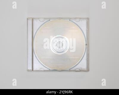 Leere CD in einer transparenten Schmuckhülle auf weißem Hintergrund. CD in einer zerkratzten und gebrauchten Kunststoffbox. Leere Vorlage für eine Musik-EP oder -LP. Stockfoto