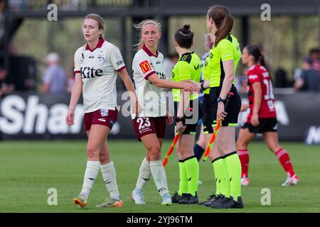 Spieler und Schiedsrichter schütteln die Hände nach dem A-League Women RD2-Spiel zwischen den Wanderers und Adelaide im Wanderers Football Park am 10. November 2024 Stockfoto