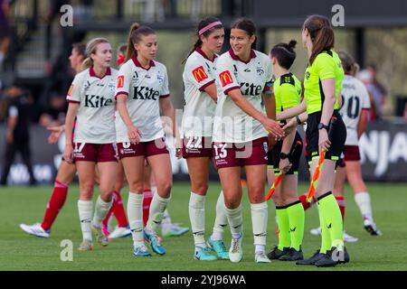 Spieler und Schiedsrichter schütteln die Hände nach dem A-League Women RD2-Spiel zwischen den Wanderers und Adelaide im Wanderers Football Park am 10. November 2024 Stockfoto