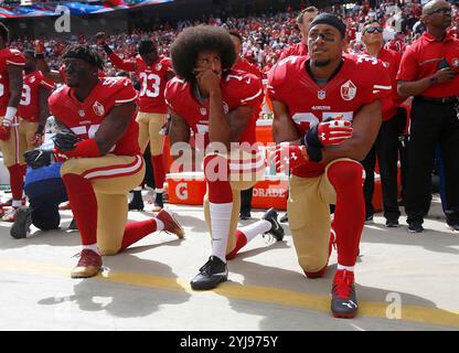 Santa Clara, USA. Oktober 2016. Eli Harold (58), Colin Kaepernick (7) und Eric Reid (35) von den San Francisco 49ers knien während der Nationalhymne vor einem Spiel gegen die Dallas Cowboys am 2. Oktober 2016 im Levi's Stadium in Santa Clara, Kalifornien. (Foto: Nhat V. Meyer/Bay Area News Group/TNS/SIPA USA) Credit: SIPA USA/Alamy Live News Stockfoto