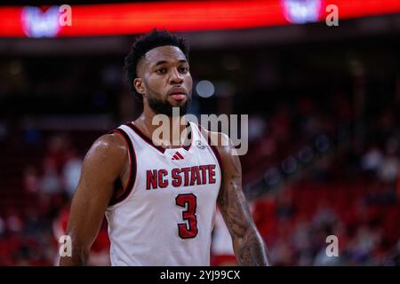 Raleigh, NC, USA. November 2024. North Carolina State Wolfpack hütet Dontrez Styles (3) in der zweiten Halbzeit gegen die Coastal Carolina Chanticleers im NCAA Basketball Matchup in der PNC Arena in Raleigh, NC. (Scott Kinser/CSM). Quelle: csm/Alamy Live News Stockfoto