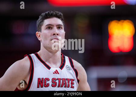 Raleigh, NC, USA. November 2024. North Carolina State Wolfpack-Wachmann Michael O’Connell (12) in der zweiten Halbzeit gegen die Coastal Carolina Chanticleers im NCAA Basketball Matchup in der PNC Arena in Raleigh, NC. (Scott Kinser/CSM). Quelle: csm/Alamy Live News Stockfoto