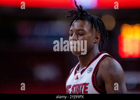 Raleigh, NC, USA. November 2024. Der Wächter Trey Parker (5) von North Carolina State Wolfpack in der zweiten Halbzeit gegen die Coastal Carolina Chanticleers im NCAA Basketball Matchup in der PNC Arena in Raleigh, NC. (Scott Kinser/CSM). Quelle: csm/Alamy Live News Stockfoto