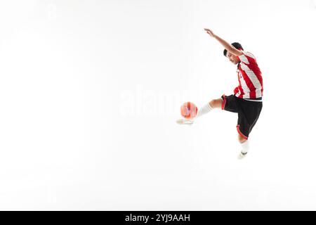 Ein Fußballspieler, der einen Volleyschuss macht Stockfoto