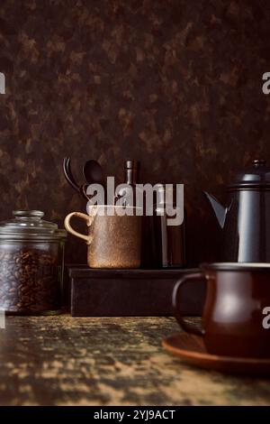 Braune Wände, Tisch und Kaffeeset Stockfoto