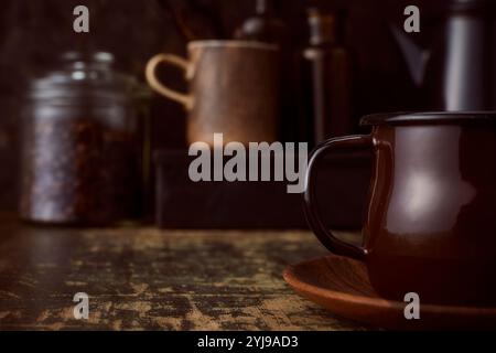 Braune Wände, Tisch und Kaffeeset Stockfoto