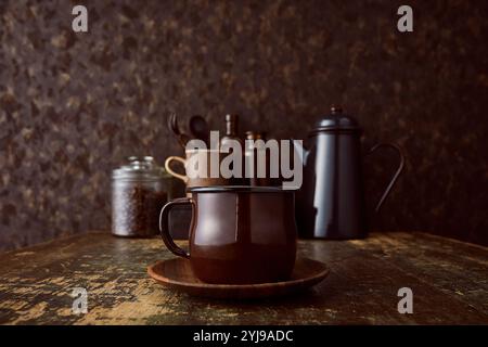 Braune Wände, Tisch und Kaffeeset Stockfoto