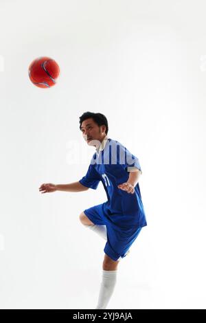 Fußballer erhält einen Pass Stockfoto