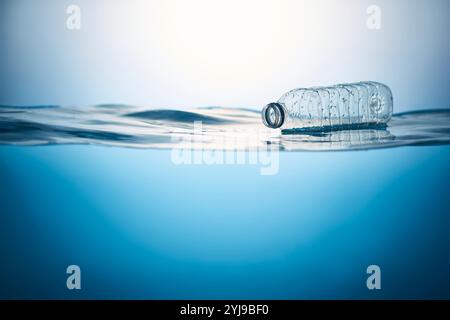 Leere Kunststoffflaschen, die auf Wasser schwimmen Stockfoto