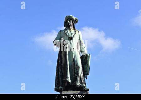 Jan van Eyck Statue in Jan van Eyckplein – Brügge, Belgien – 23. Oktober 2024 Stockfoto