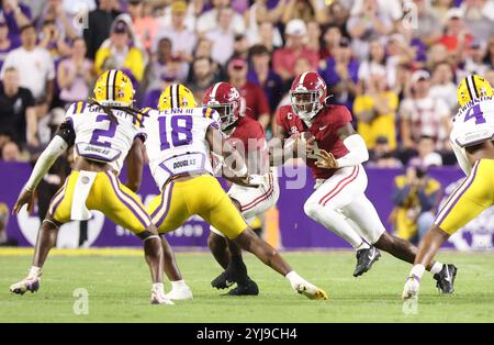 Baton Rouge, Usa. November 2024. Alabama Crimson Tide Quarterback Jalen Milroe (4) stürmt sich am Samstag, den 9. November 2024, in Baton Rouge, Louisiana, um ein Fußballspiel der Southeastern Conference im Tiger Stadium zu veranstalten. (Foto: Peter G. Forest/SIPA USA) Credit: SIPA USA/Alamy Live News Stockfoto