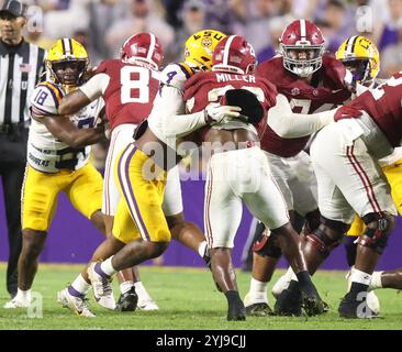 Baton Rouge, Usa. November 2024. LSU Tigers Defensive End Bradyn Swinson (4) bekämpft Alabama Crimson Tide Running Back Jam Miller (26) während eines Fußballspiels der Southeastern Conference im Tiger Stadium am Samstag, den 9. November 2024 in Baton Rouge, Louisiana. (Foto: Peter G. Forest/SIPA USA) Credit: SIPA USA/Alamy Live News Stockfoto