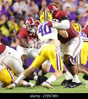 Baton Rouge, Usa. November 2024. Der Offensive Lineman Kadyn Proctor (74) blockiert die LSU Tigers Linebacker Whit Weeks (40) während eines Fußballspiels der Southeastern Conference im Tiger Stadium am Samstag, den 9. November 2024 in Baton Rouge, Louisiana. (Foto: Peter G. Forest/SIPA USA) Credit: SIPA USA/Alamy Live News Stockfoto