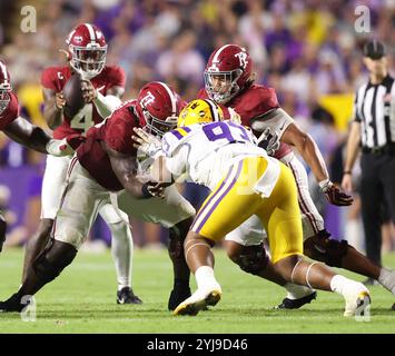 Baton Rouge, Usa. November 2024. Alabama Crimson Tide Offensive Lineman Jaeden Roberts (77) blockiert LSU Tigers Defensive Tackle Ahmad Breaux (93) während eines Fußballspiels der Southeastern Conference im Tiger Stadium am Samstag, 9. November 2024 in Baton Rouge, Louisiana. (Foto: Peter G. Forest/SIPA USA) Credit: SIPA USA/Alamy Live News Stockfoto