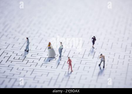 Puppe in Miniatur auf dem Labyrinth Stockfoto