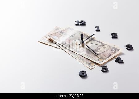 Miniatur-Geschäftsmann, der auf Uhrzeigern auf Banknote reitet Stockfoto