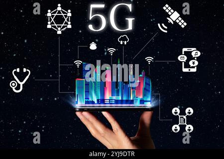 Smartphone in einer Hand gehalten, Netzwerk verteilt sich über die Stadt Stockfoto